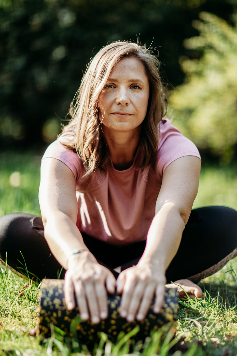 Kasia Wawrzycka podczas ćwiczeń z rollerem w ogrodzie