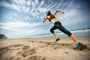 kobieta bieganie po plaży